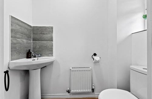 Spacious 6-bedroom house - 3 parking spaces - Superfast Wi-Fi - Close to M5 - Long-stay rates! - Foto 19