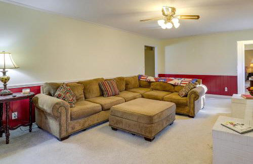 Charming Paris Home with Porch Hunt and Unwind! - Foto 11