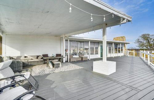 Luxury Lakefront Retreat with Dock in Runaway Bay - Foto 29