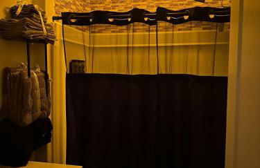 Cozy Stay with Pool Relax with Easy Access to Highway - Foto 6