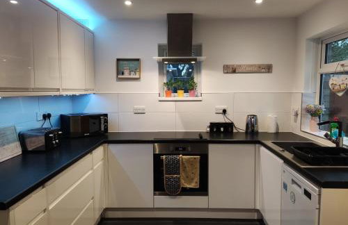 3 Bedrooms, PARKING 3 cars, GARDEN, Wi-fi, CONTRACTOR STAY, close to the Beach, Shops, Hospital, Airport - Foto 10