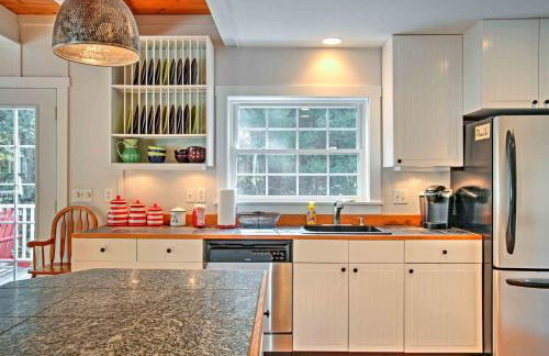 Beautiful Sandy Point Getaway with Wraparound Deck! - Foto 10