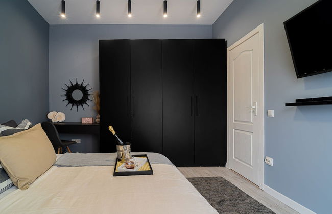 Chic Black White 2BR Retreat on Dambovitei - Foto 12
