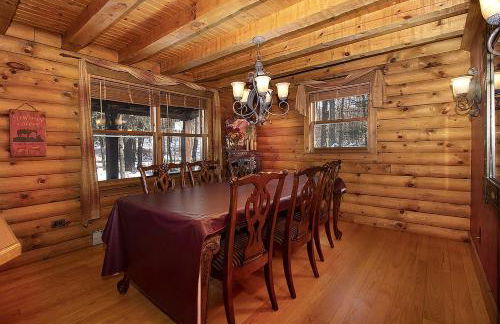 Log Cabin with a Hot Tub in Ellicottville, For Magical Glamping Escapes in New York - Foto 20