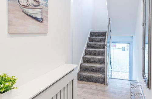 4-Bedroom Seafront House in Southend Sea Views - Pass the Keys - Foto 61