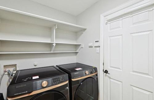 5BD 2BA w Backyard Oasis Pool Jacuzzi Firepit - Foto 27