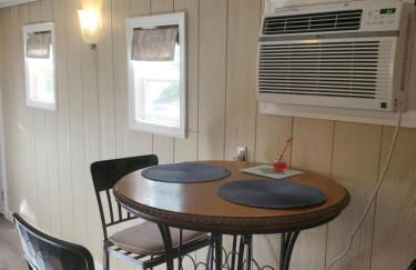 Cheerful Cozy Cottage 2 bedroom 1bath - Photo 8