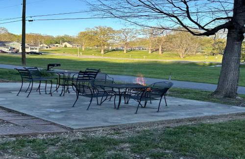 Classic Lakeside Estate Stay with Cozy Living Spaces & Outdoor Adventures in Kuttawa, Kentucky - Foto 9