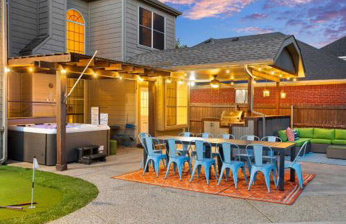 Resort Style Backyard Pool Pickleball Court - Foto 8