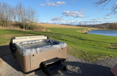 Private Cabin- Firepit, Hot Tub, Mountain Views, Farm Charm - Foto 2
