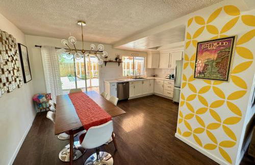 Mid-Century Modern Home w/Pool & Hot Tub - Foto 12