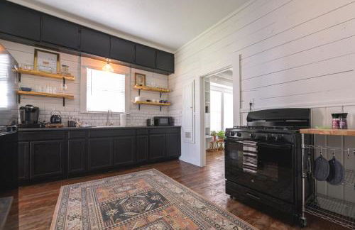 Restored 1930s Uptown Bungalow 2 min to Magnolia Silos - Photo 22