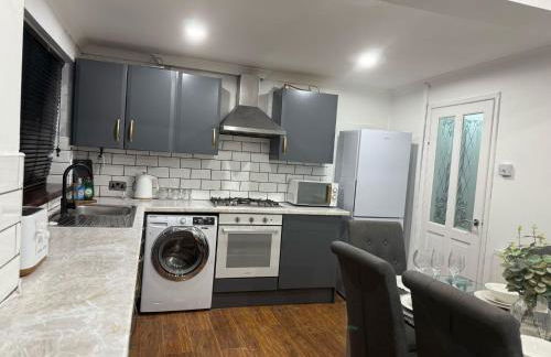 Stylish & Cosy Home in Bridgend with free parking - Photo 8