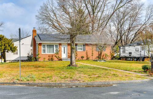 Spacious Home with Tranquil Patio about 29 Mi to DC! - Foto 42