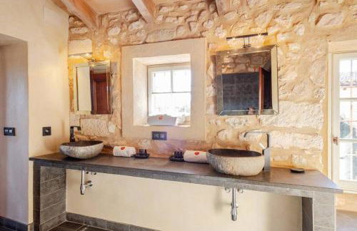 Casa de Piedra ubicada en el exclusivo wine village de Viladellops, te ofrece una experiencia única, donde el lujo y la tradición se fusionan en un entorno natural privilegiado - Foto 23