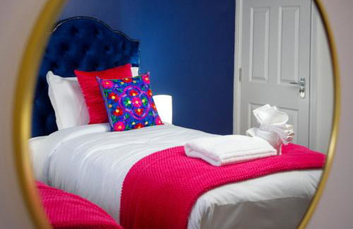 6 BR 3 Bath Spacious Tudor House & Free Parking - Foto 58