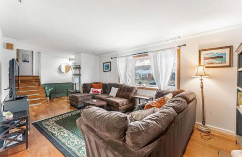 Spacious and Comfy Close to Everything Backyard - Foto 1