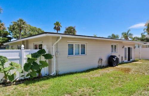 Beachside snowbird escape with fenced yard & washer/dryer - walk to beach access - Foto 29