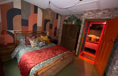 The Funky Hideaway with Hot Tub - Foto 15