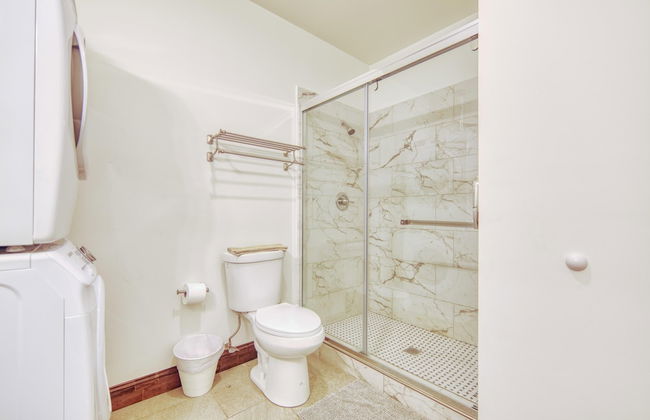 Sosuite 2BR Apt w Balcony W D Gym On-site Bar - Photo 17