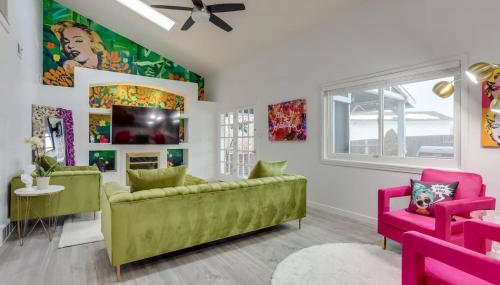 Pop Art Oasis with Karaoke Mini Golf Hot Tub and Pool - Foto 1