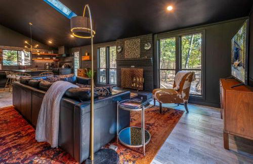Modern Forest Cabin with Hot Tub, Screened Porch & Resort Access Near Hedgesville, WV - Foto 8