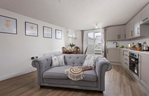 City Centre 1 bed Georgian flat with courtyard - Photo 11