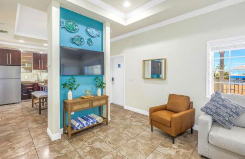 New! Remodeled, Pool-Side, 1-min to Beach Path! - Foto 49