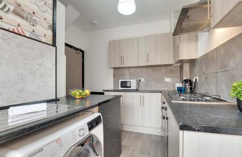 Newcastle CITY APT5,FREE STREET PARKING,4 BEDROOM HOUSE WITH 2 FULL BATHROOM AND KITCHEN,ALL ROOMS WITH TVs,7 BEDS,NETFLIX - Photo 22