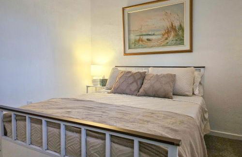 2 Mi to Cocoa Riverfront Park Home with Patio! - Foto 22