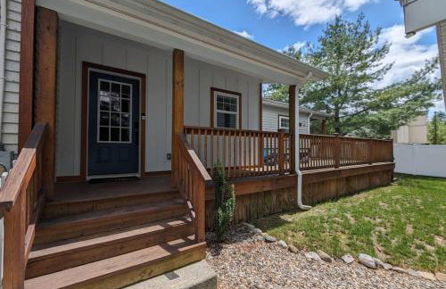 Luxurious Lake Retreat with Hot Tub and Walk to Beach - Foto 9