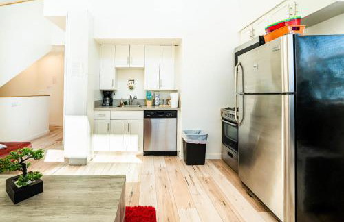 Modern 3 Bedroom 3 Level Loft in Hollywood Sleeps 10 Free Gated Parking Full Kitchen - Photo 6