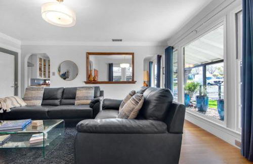 MIDCENTURY MANOR-Hot Tub & 5 Blocks to Town Center - Foto 12