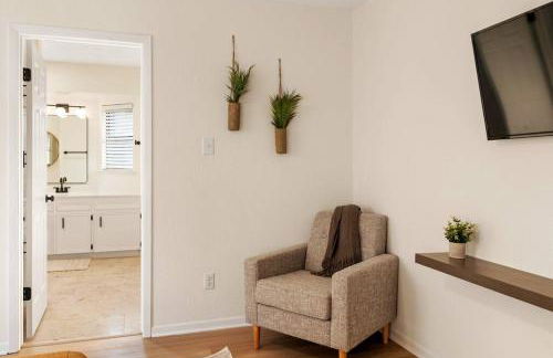 Charming & Bright W Lounging Pool and Hot Tub - Photo 50