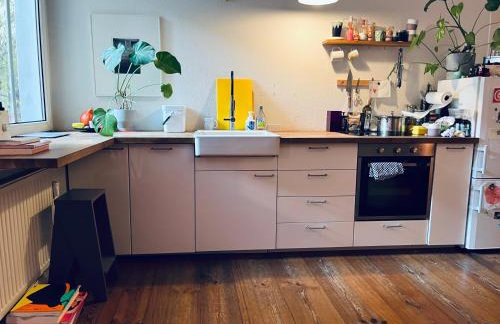 Beautiful Room in Contemporary Altbau ! - Foto 9