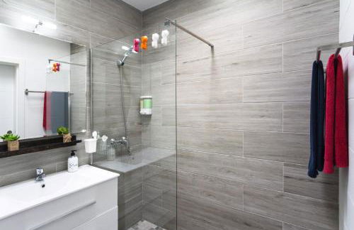 Modern Oasis with Sun & Style 3 Pools AC WiFi - Photo 13