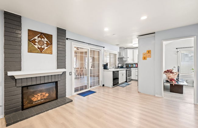 Spacious Family Retreat w Garden Modern Comfort - Photo 32