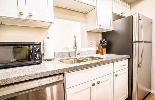 Modern Microsoft Redmond Campus Condo with Balcony - Foto 11