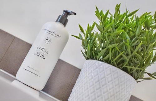 2022 Modern Home In Central Hayle With Parking & EV plug - Foto 17