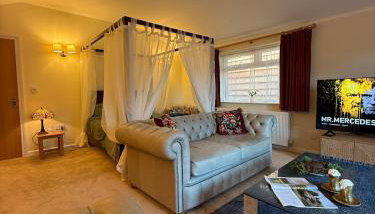 Couples Spring Break With Alpacas & Private Hot Tub in the Quaint Dorset Countryside with BBQ - Foto 3