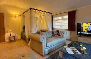 Romantic Luxury Cabin & Hot Tub near New Forest Dorset - Photo 5