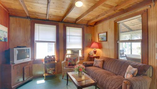 Grandmas Cottage with Sunroom Walk to Beach - Foto 3