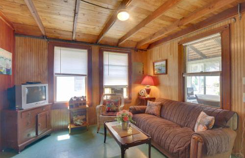 Grandmas Cottage with Sunroom Walk to Beach - Foto 3