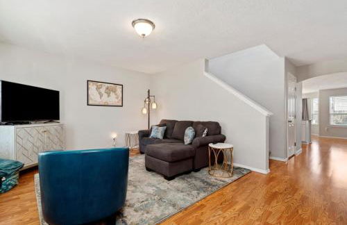 Urban Escape Steps to Downtown - Photo 2