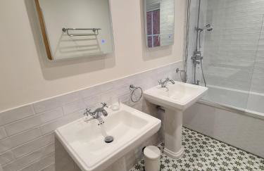 The Shrubbery-Superb Modern home-6 beds-sleeps 11 - Foto 8