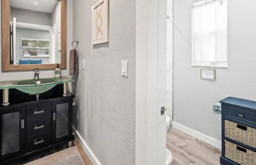 Adventure Awaits in Tampa Bay with Beautiful Decor 4BR with Backyard Oasis Near Busch Gardens & Adventure Island - Foto 36