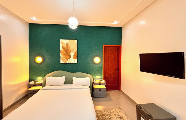 Lighthouse Signature Suites - Photo 36