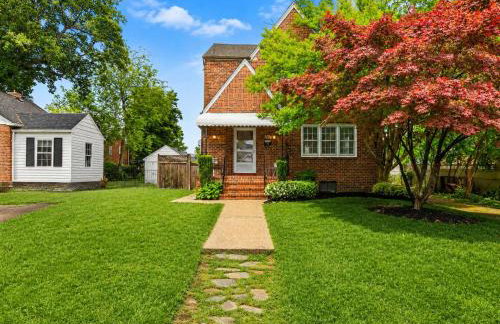 Stately 5BR Historic Retreat - CozySuites - Foto 40