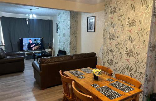 Five Oaks House- Entire 3 Bedroom House for Family & Contractors with up to 5 sleep- NO PARTIES ALLOWED - Foto 1