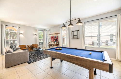 Family Retreat 6BR Villa with Private Pool, Spa & Theater near Disney - Foto 7